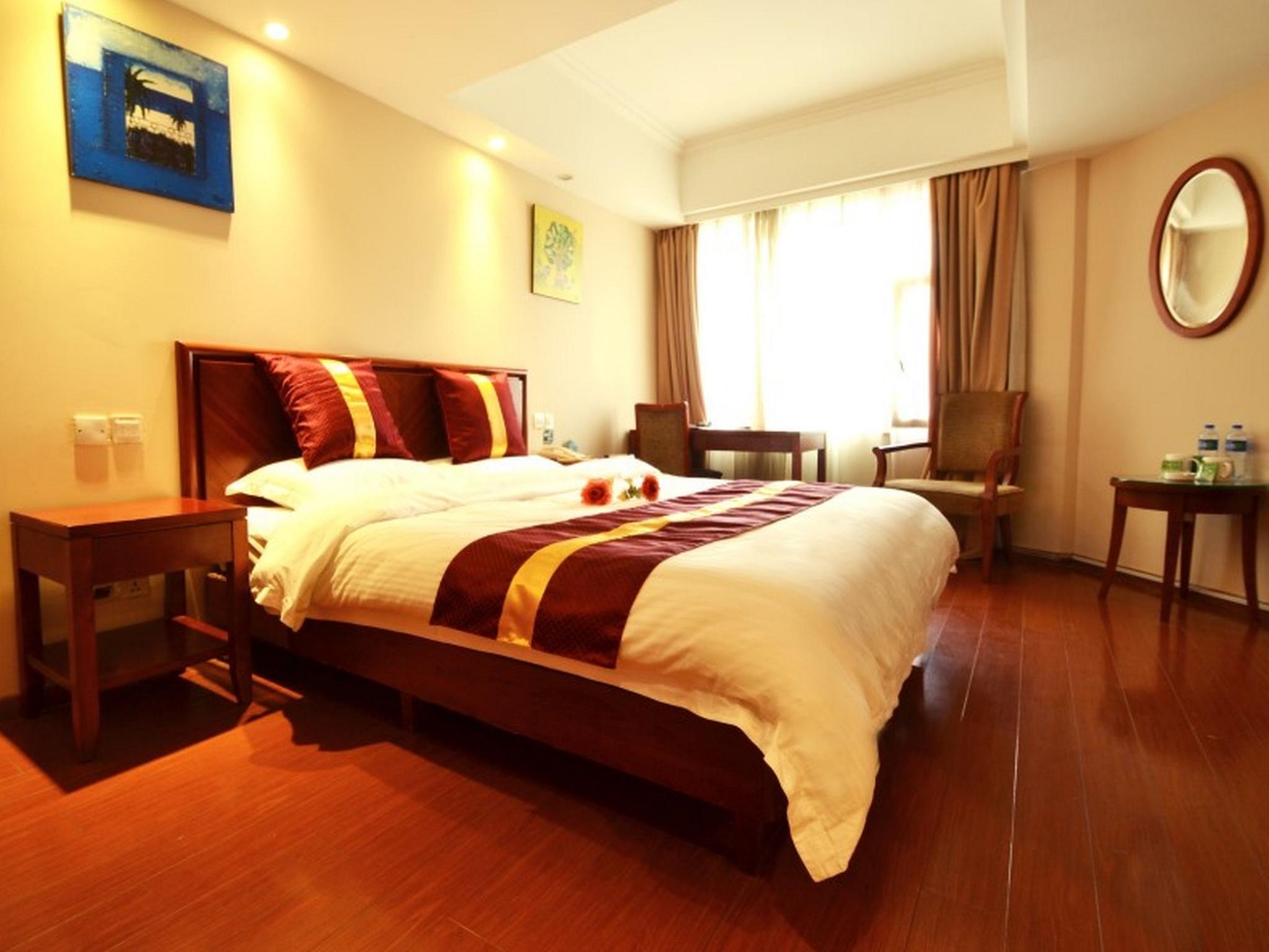 ROOM, QUEEN BED