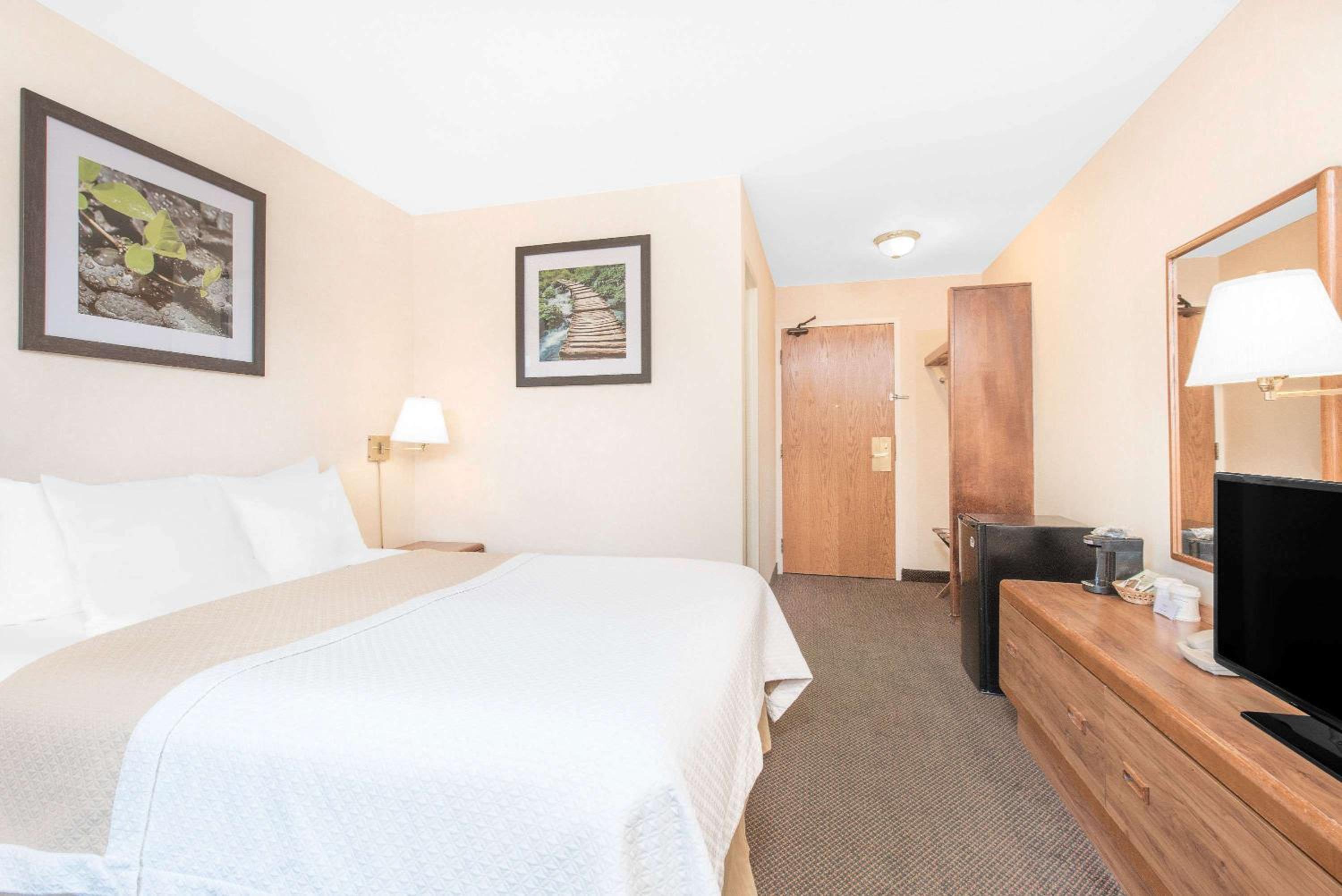 Days Inn by Wyndham West Rapid City 11/32
