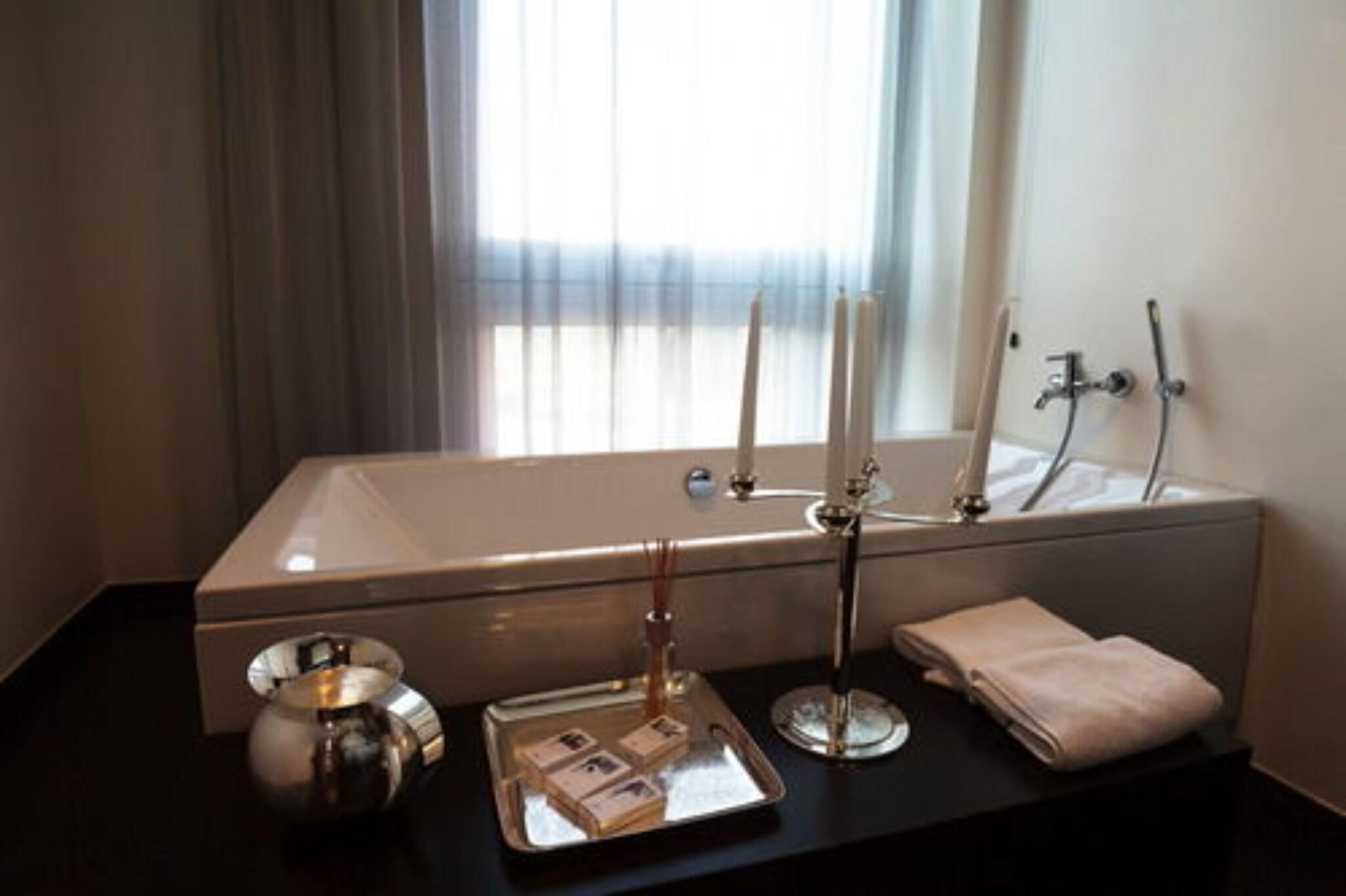 Suite, King Bed