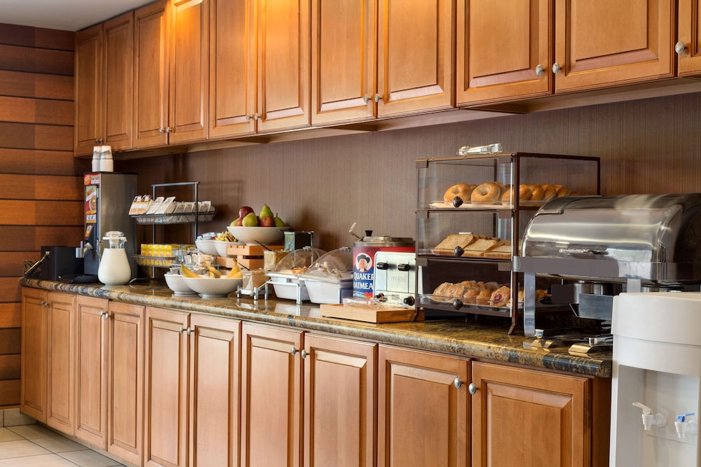Country Inn & Suites by Radisson, Phoenix Airport, AZ 26/46