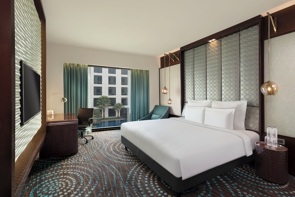 DELUXE, KING BED, POOL SIDE