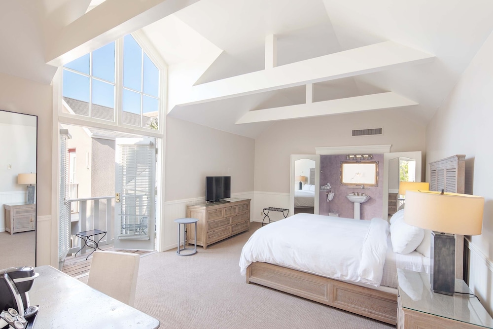 CARRIAGE HOUSE, JUNIOR SUITE
