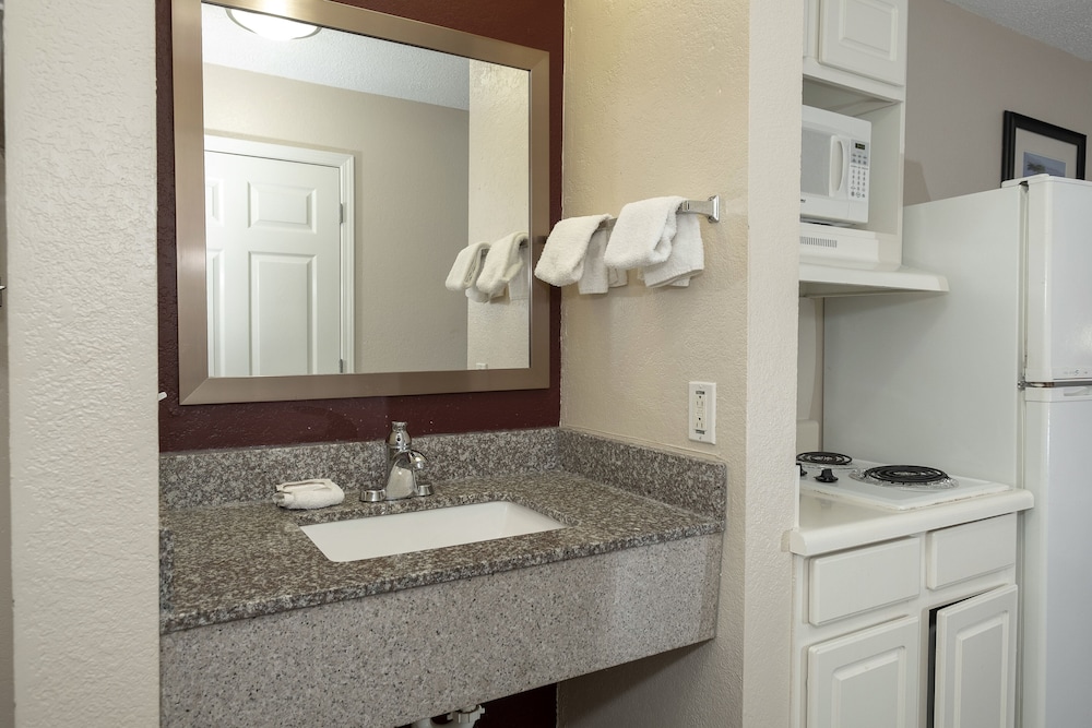 Red Roof Inn And Suites Pensacola Nas Corry 19/44