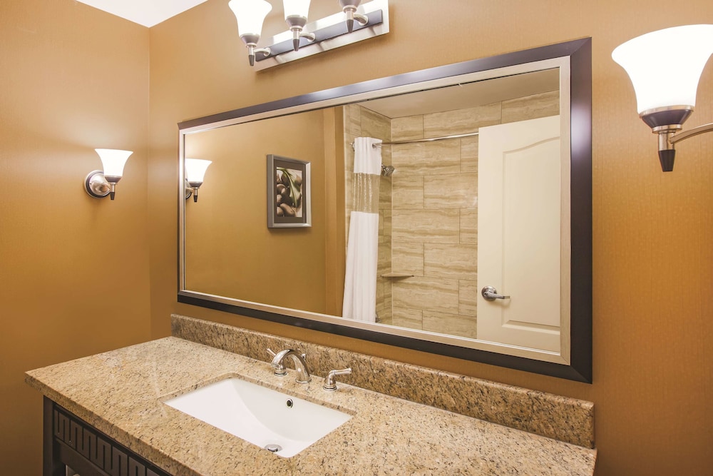 La Quinta Inn & Suites by Wyndham Allen at The Village 12/32