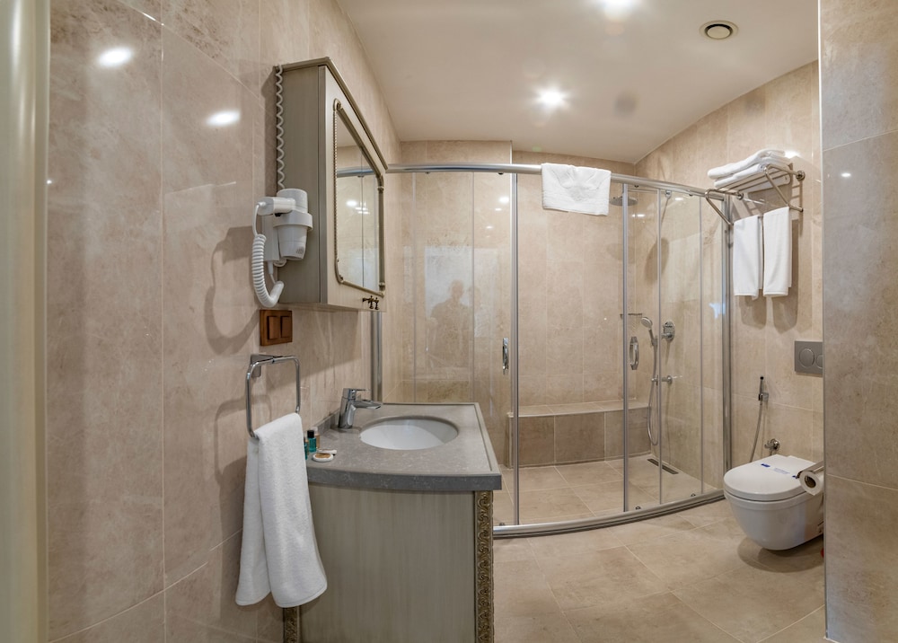 CZN Burak Hotel 72/74