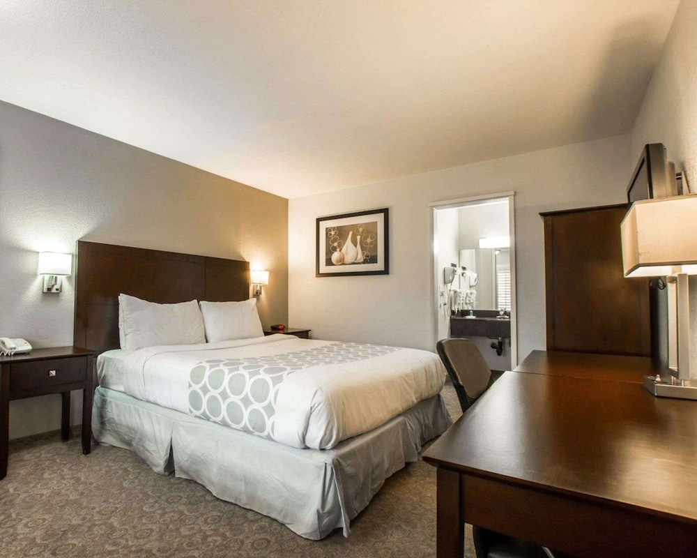 ROOM, KING BED