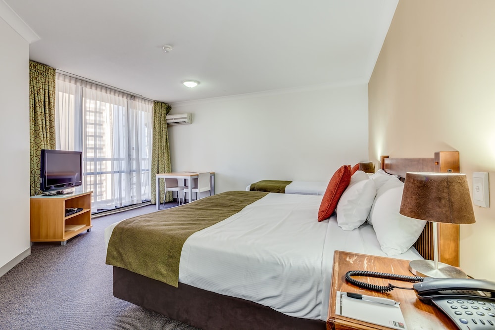 Hillcrest Apartment Hotel 12/49