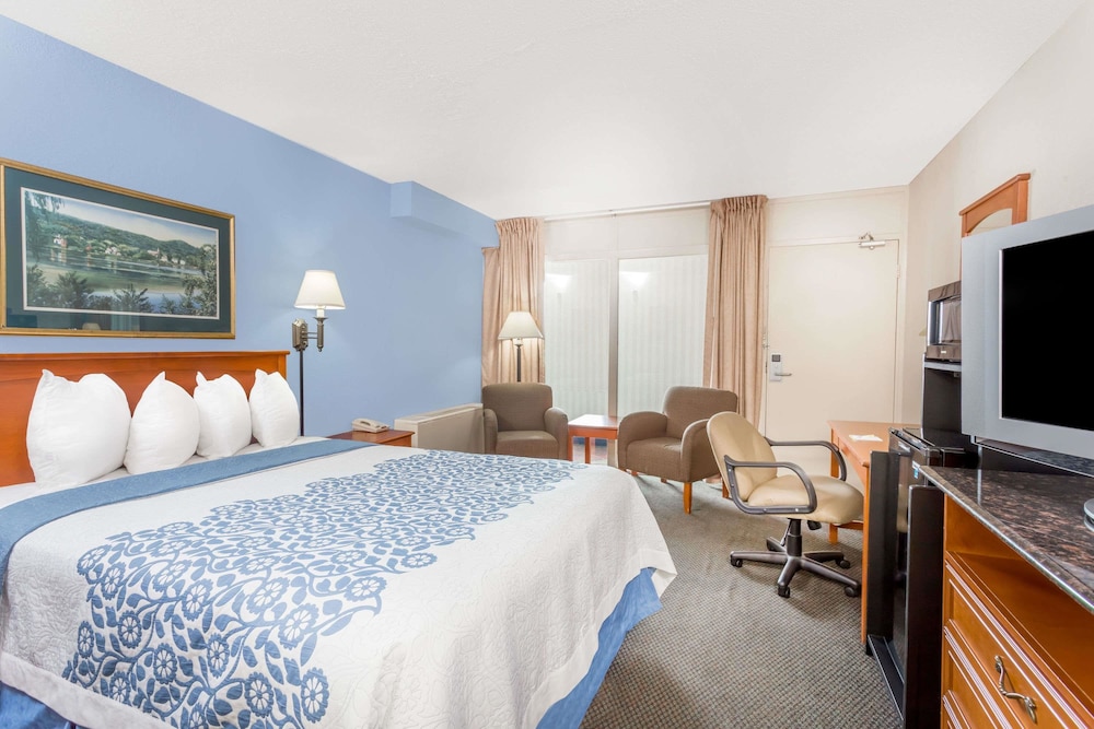 Days Inn by Wyndham Cedar Falls - University Plaza 11/20