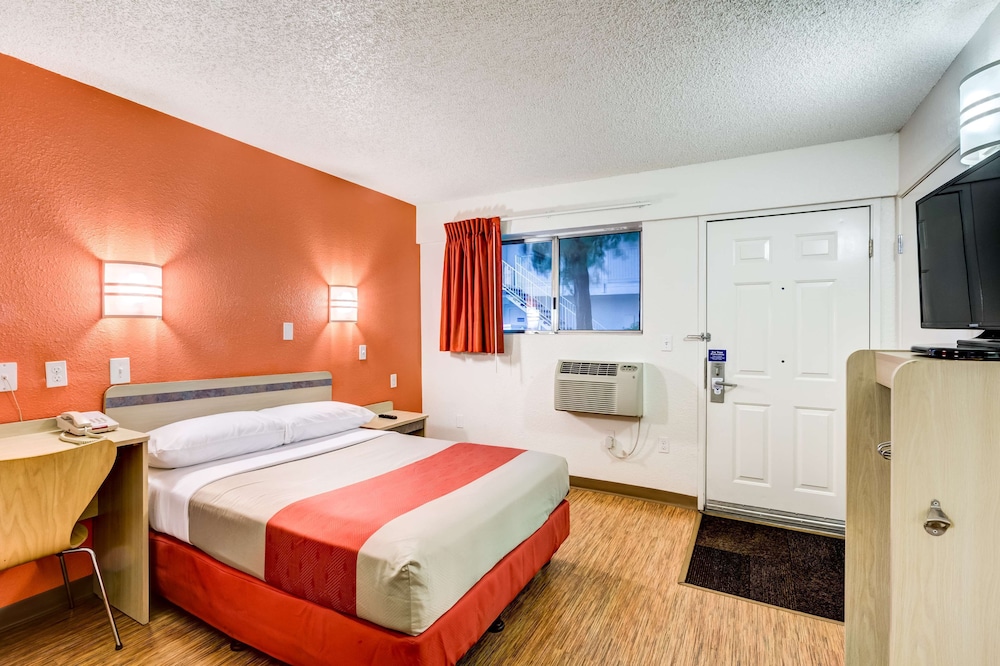 Standard, Queen Bed