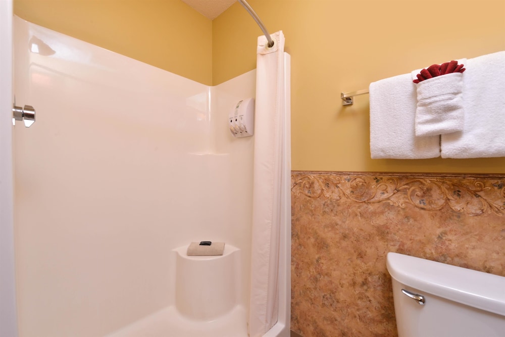 Country Hearth Inn & Suites Edwardsville St. Louis 16/51