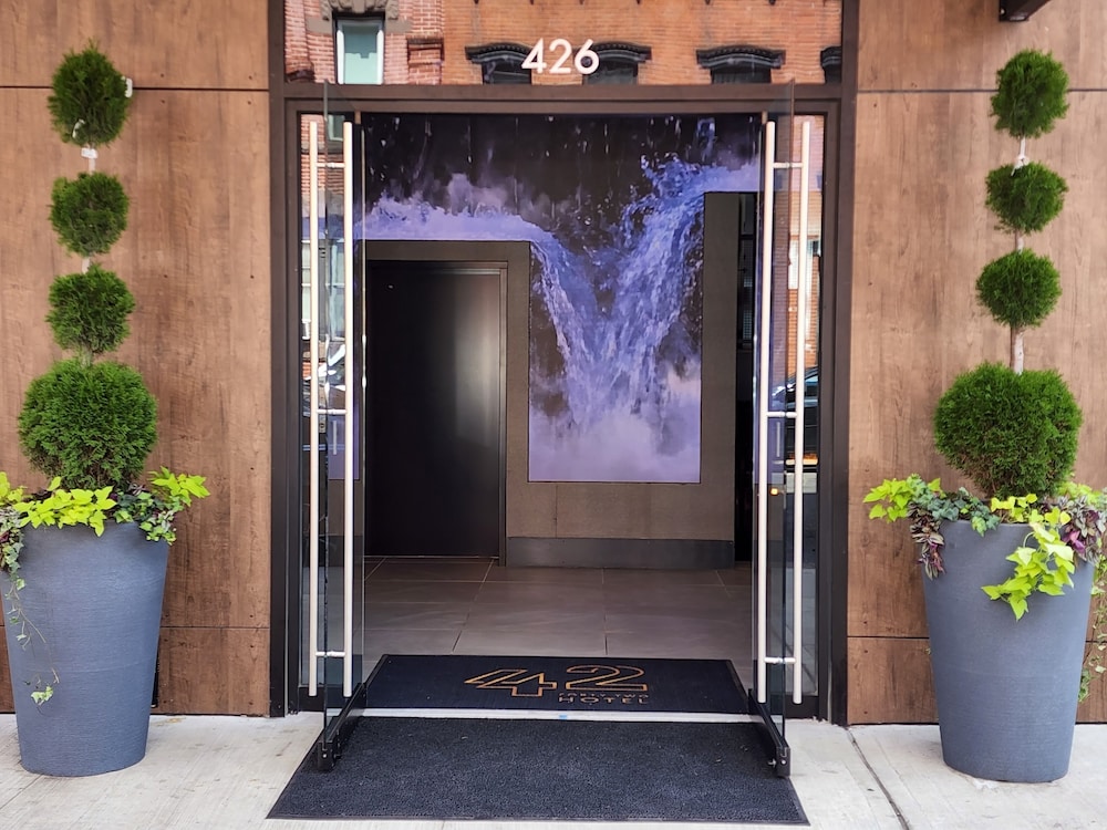 Hotel 42 6/48