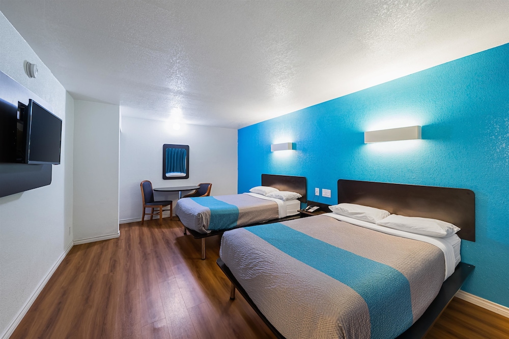 Motel6 Grand Prairie, TX - Interstate 30 31/51