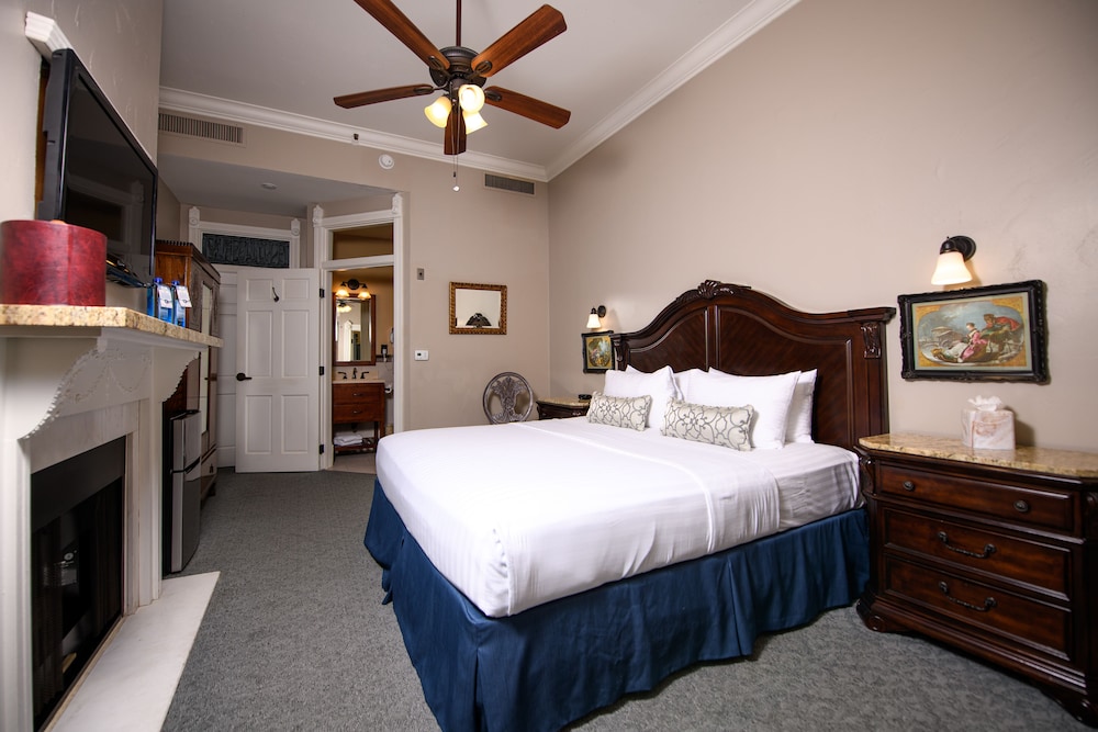 ROOM, KING BED, CITY VIEW, BALCONY