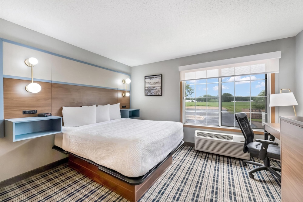 Efficiency, Queen Bed, High Floor