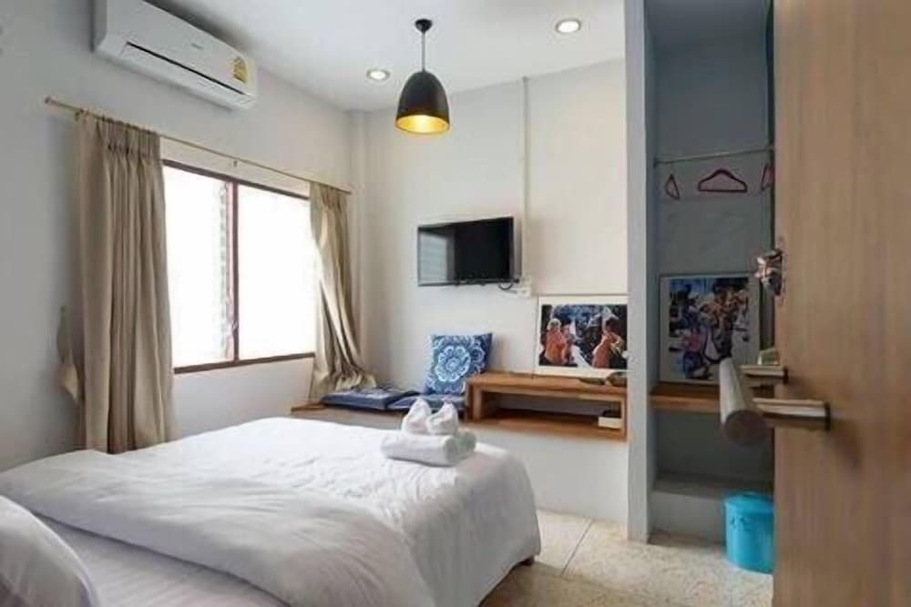 STUDIO, DOUBLE OR TWIN BED