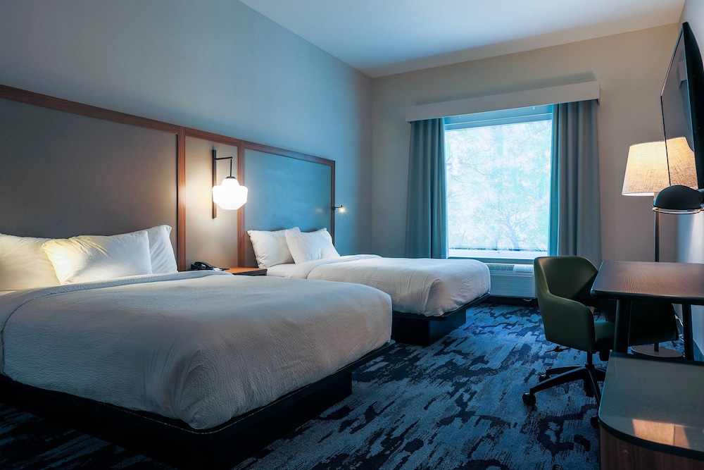 Room, 2 Queen Beds, Partial Lake View, Accessible
