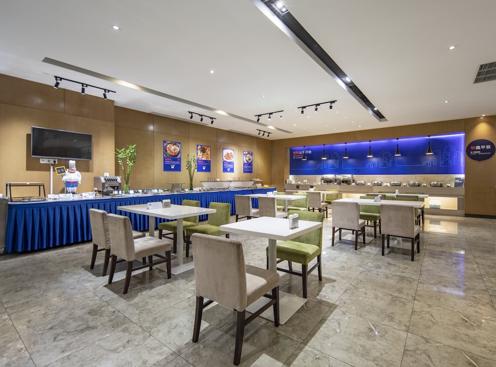 Holiday Inn Express New Jinqiao 27/35