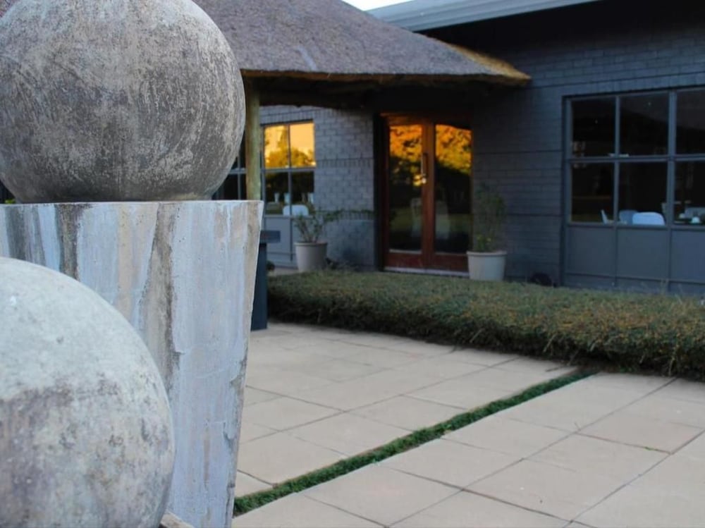 Outlook Lodge OR Tambo 21/35