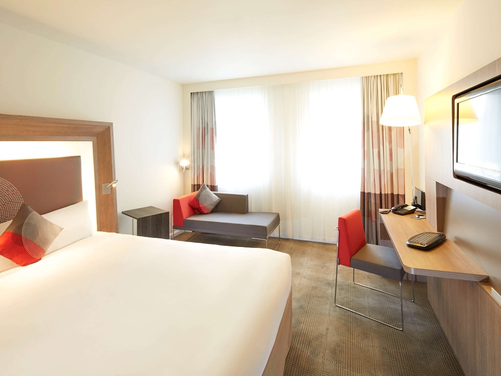 EXECUTIVE, QUEEN BED, SOFA