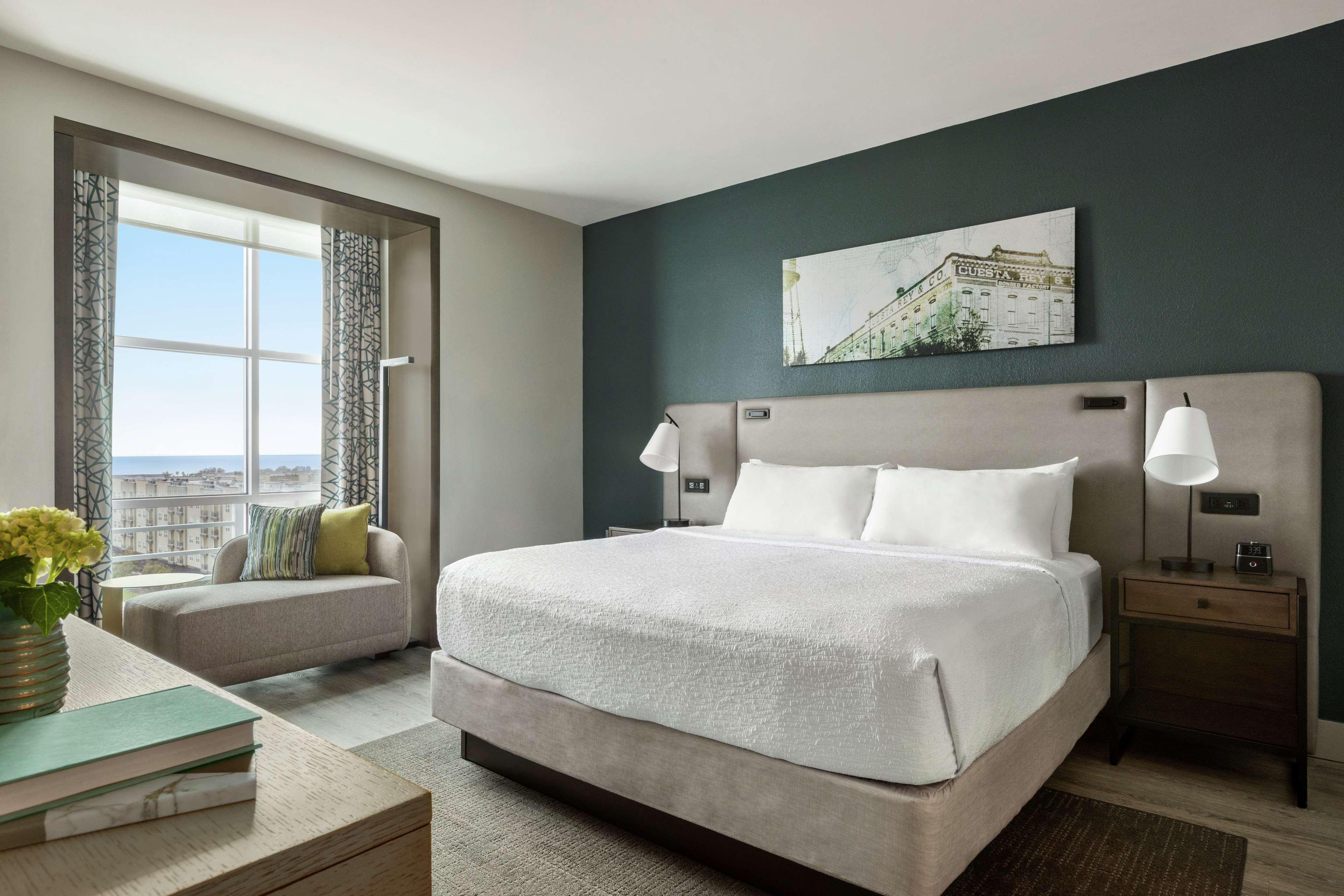 SUITE, KING BED, POOL SIDE, ACCESSIBLE