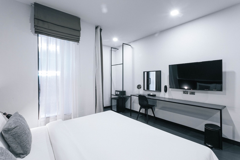 Standard, King Bed, Pool Access، CREW HOTEL 3/6