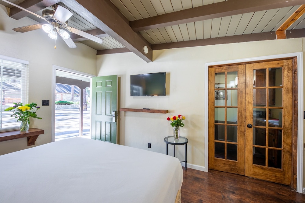 Emerald Bay Lodge 18/40