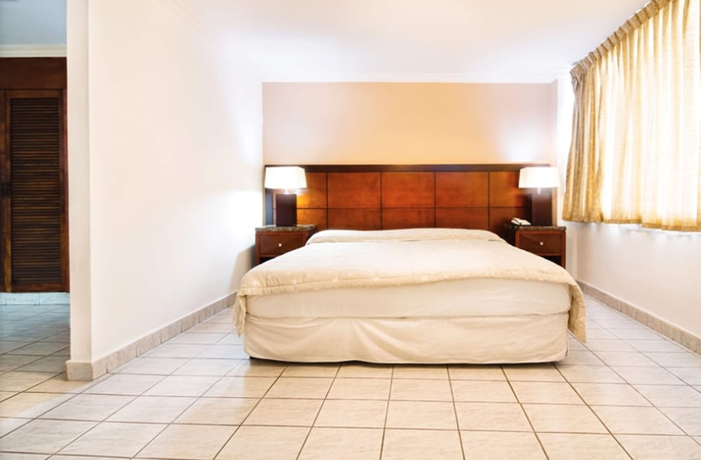 ROOM, DOUBLE BED