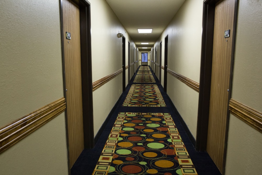 Econo Lodge Canton North 2/15