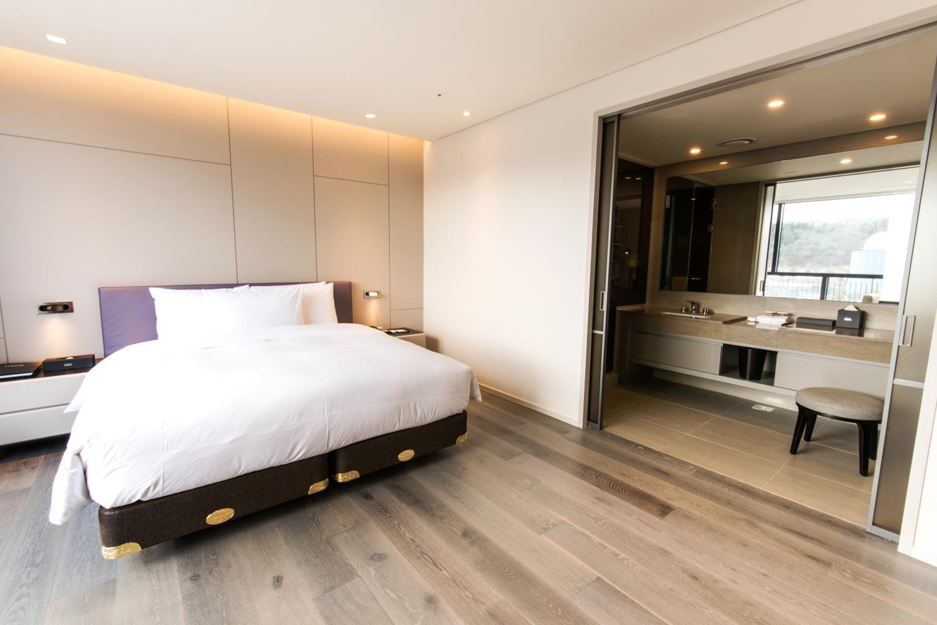 Pool, Suite, Single, with Extra Bed