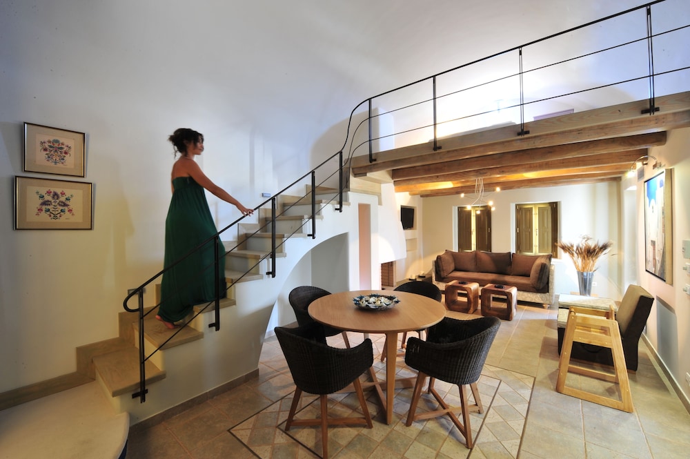 Pleiades Eco Houses 24/38