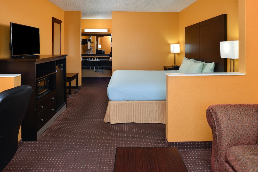 Days Inn & Suites by Wyndham Byram 16/24