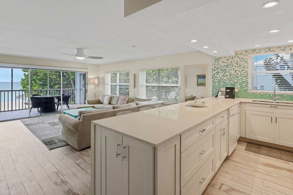 Aqua Bay Club Luxury Condos 8/50