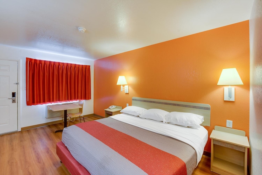 Motel6 Columbus, OH - West 34/58