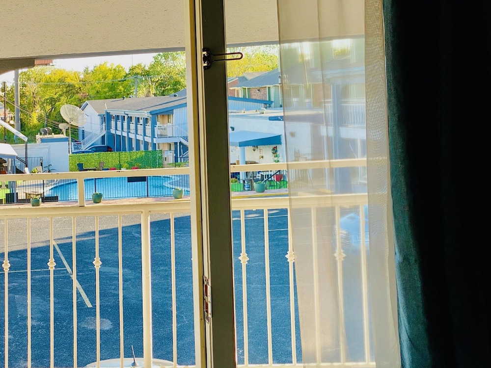 R Nite Star Inn & Suite 33/65
