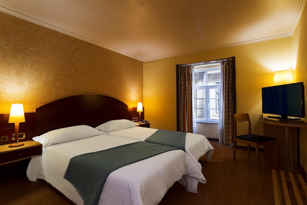 ROOM, TWIN BEDS
