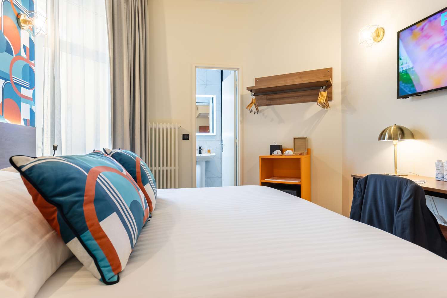 SUPERIOR, QUEEN BED