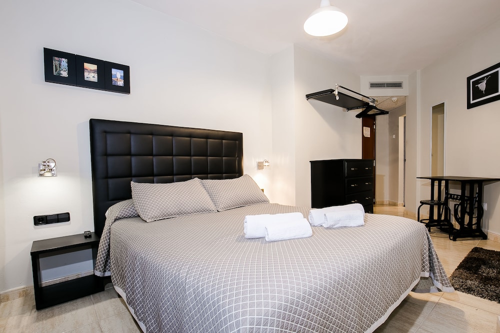ROOM, DOUBLE BED
