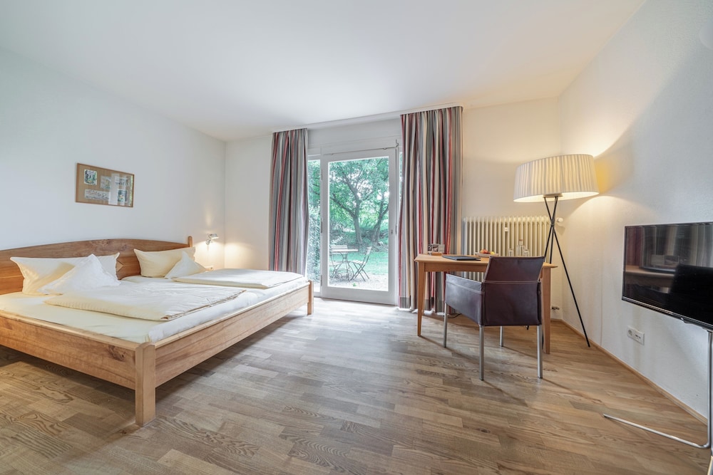 SIGNATURE, DOUBLE BED, GARDEN AREA