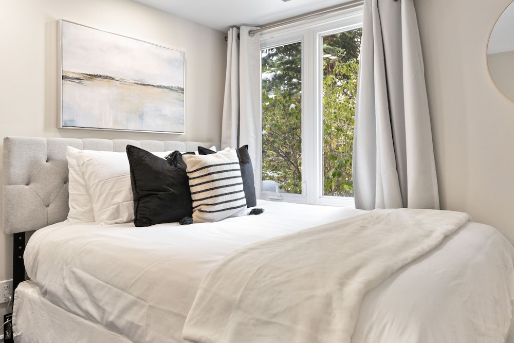 Mountain, 1 King and 2 Queen Beds, Pet Friendly