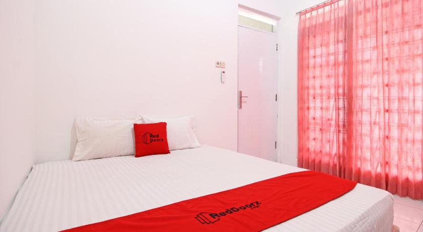 RedDoorz near Terminal Tirtonadi 10/20