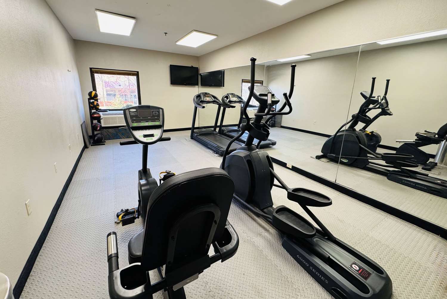Days Inn & Suites By Wyndham Cedar Rapids 15/27