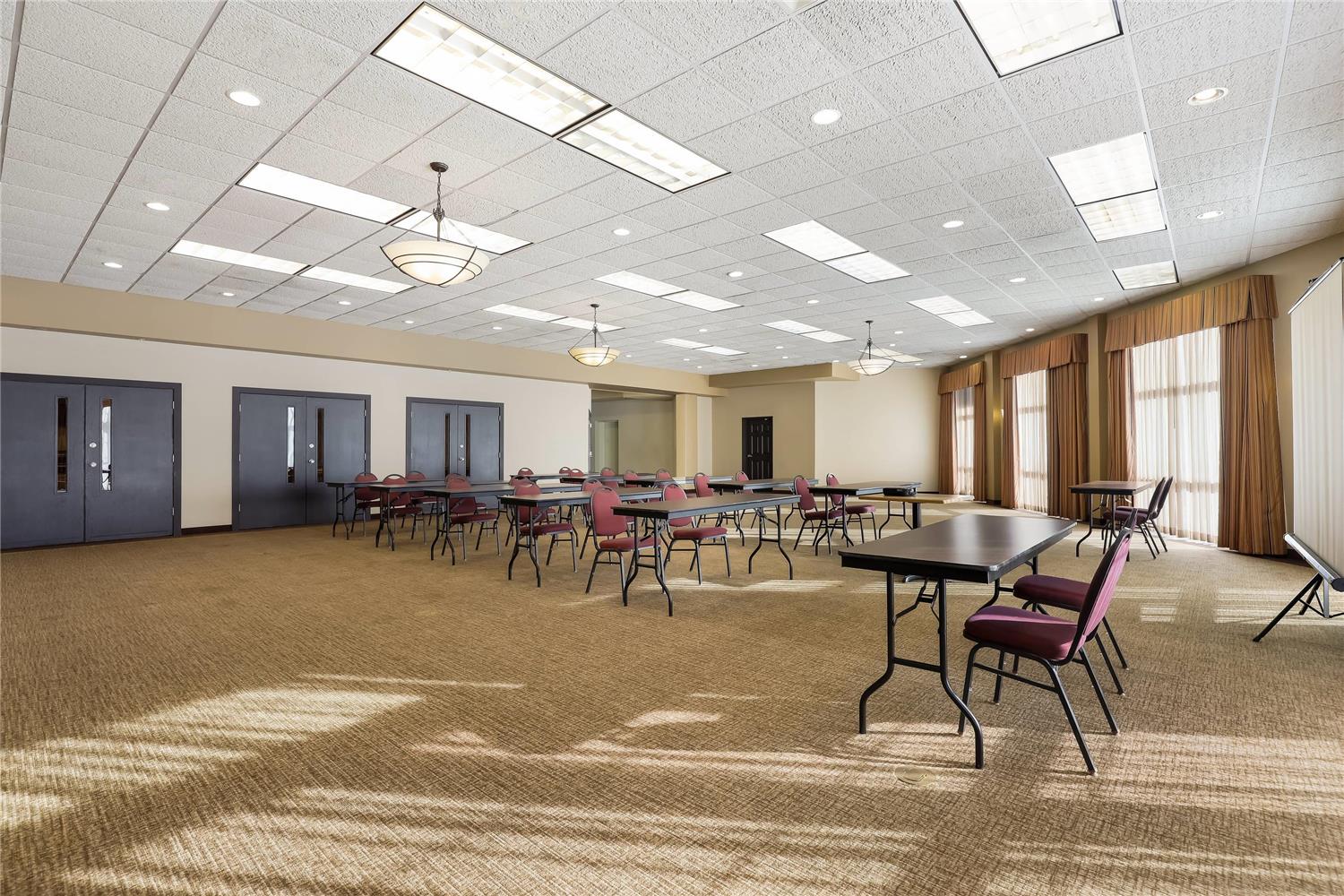 MainStay Suites Fitchburg Madison 38/44