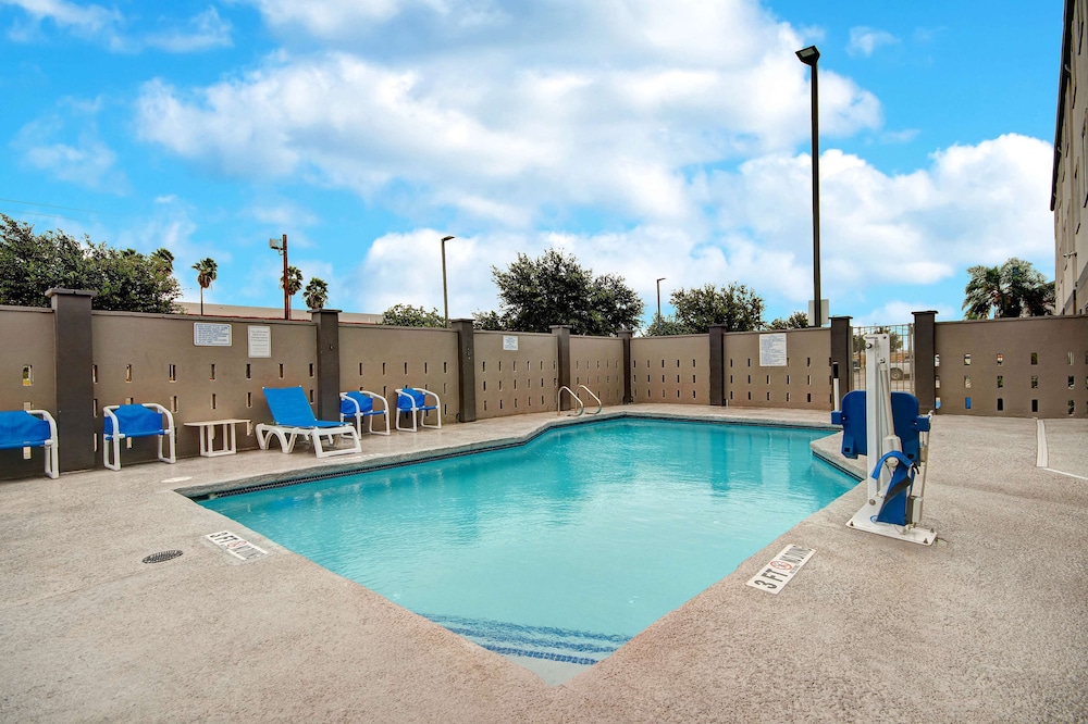 Motel6 Pharr, TX 53/55