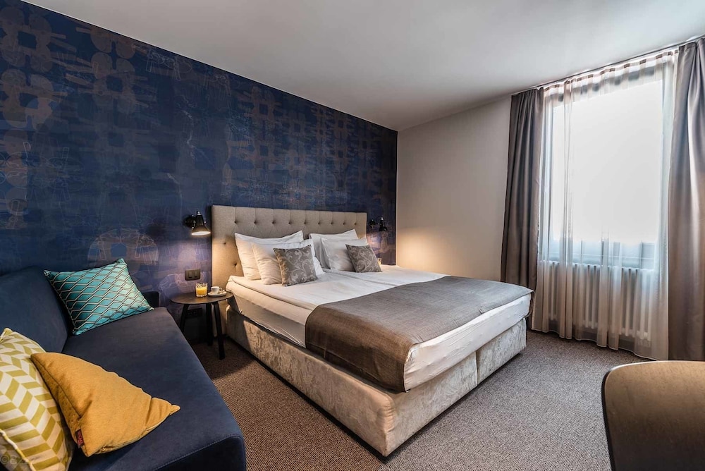 COMFORT, QUEEN BED, SOFA