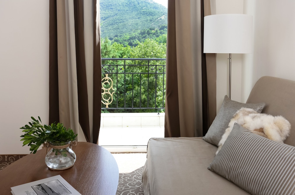 HOTEL CHLOE 40/50