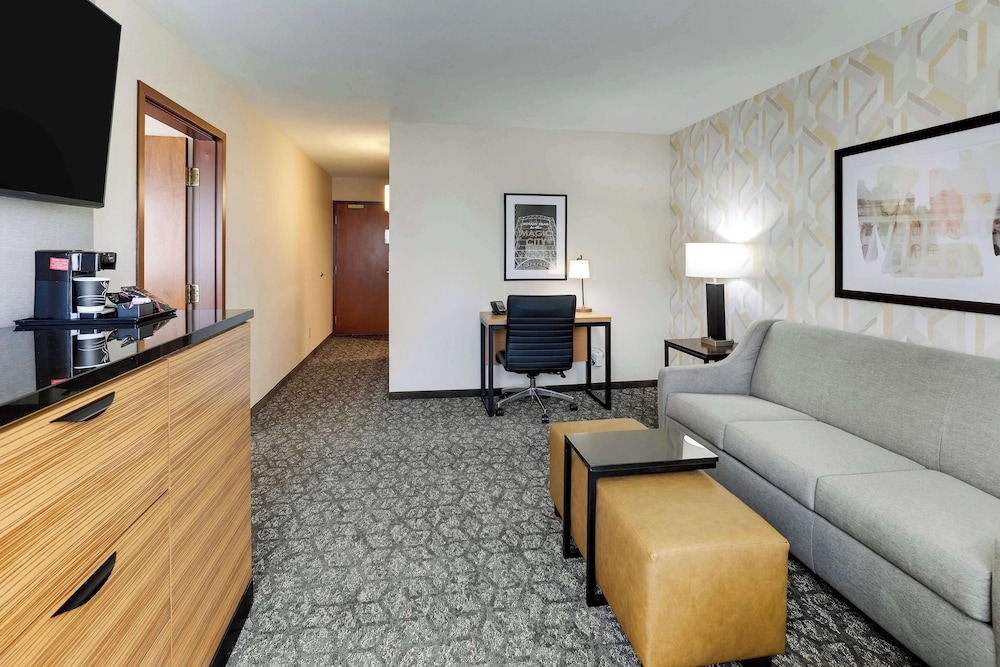 Drury Inn and Suites Birmingham Lakeshore Drive 30/50
