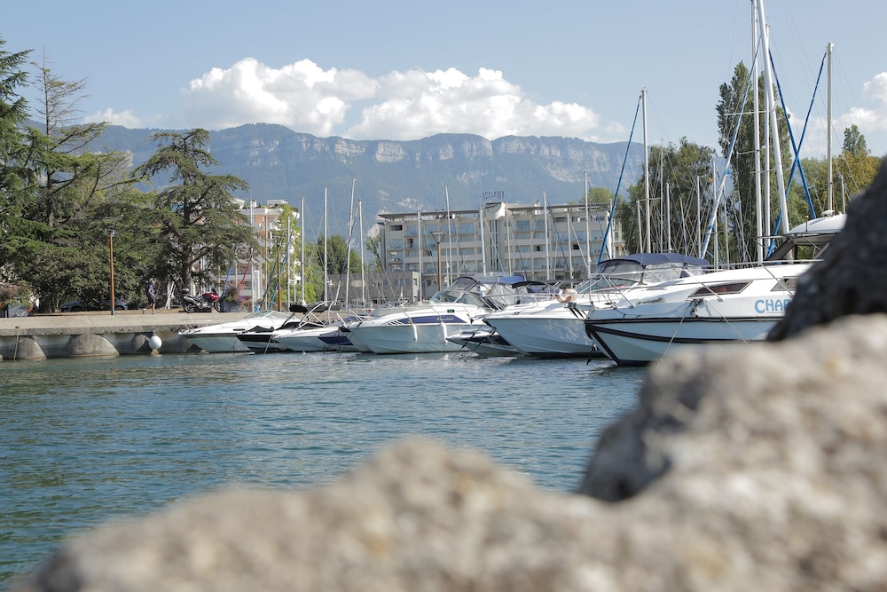 Marina Adelphia 72/74