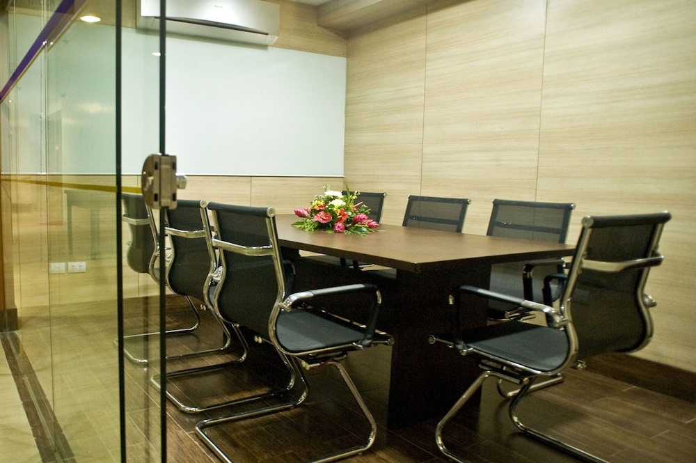 Goldberry Suites and Hotel Mactan 41/49