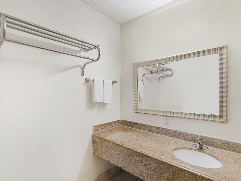 Oyo Hotel San Antonio Lackland AFB/Seaworld Hwy 90 W 29/52