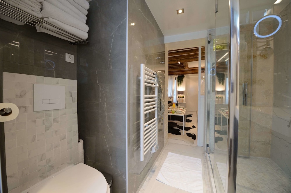 Under the Star, Apartment, Double Bed, 2 Sofa، Les Patios Du Marais 6/6